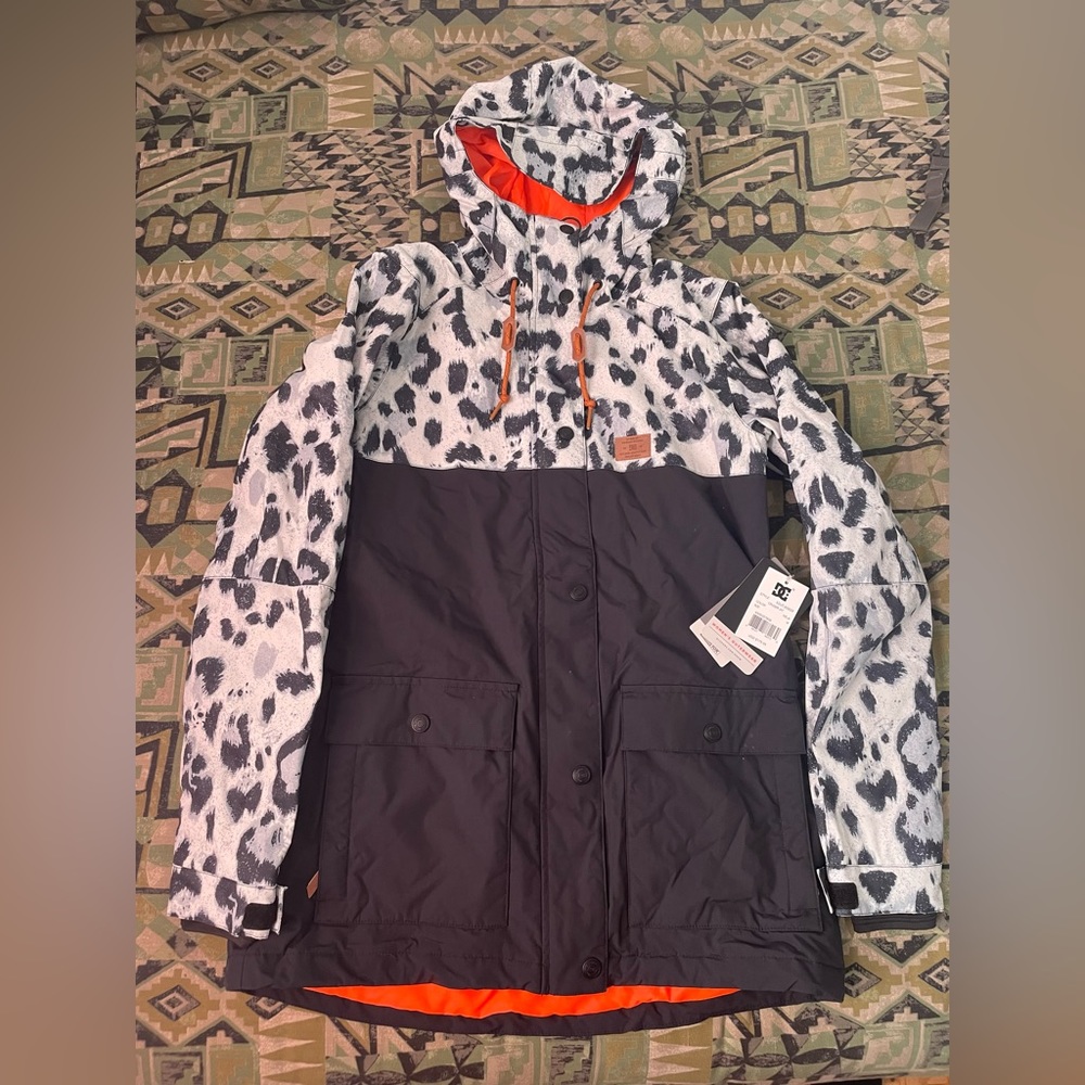 New DC Cruiser Snowboard/Ski Jacket - 2018 Snow Leopard Print Size (M) Medium